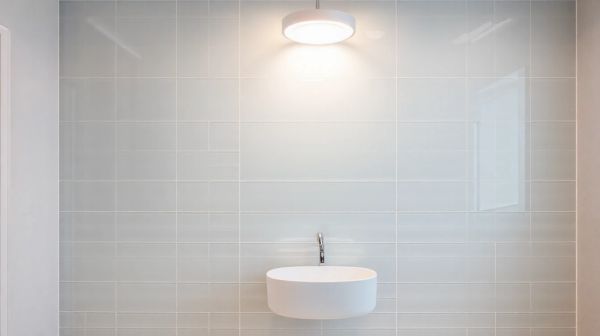 10 styles de panneaux muraux modernes pour votre salle de bain